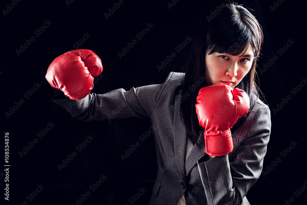 ボクシンググローブをつけたビジネスウーマン パンチ Stock 写真 Adobe Stock