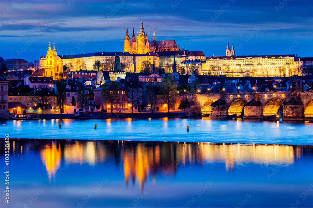 Fototapeta premium View of Charles Bridge and Prague Castle in twilight