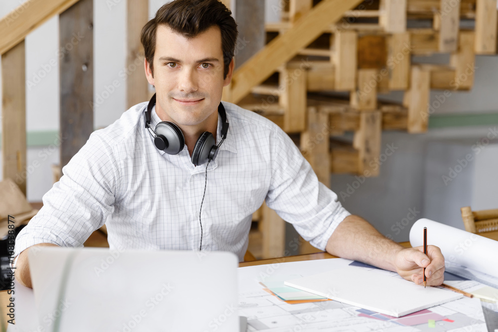 Obraz premium Young businessman in office