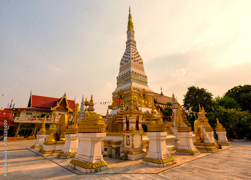 Fototapeta premium Wat Mahathat Temple during sunset at Nakhon Phanom Province, Th