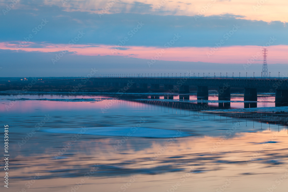 Obraz premium Ice blocks motion blurred on Amur river, Russia