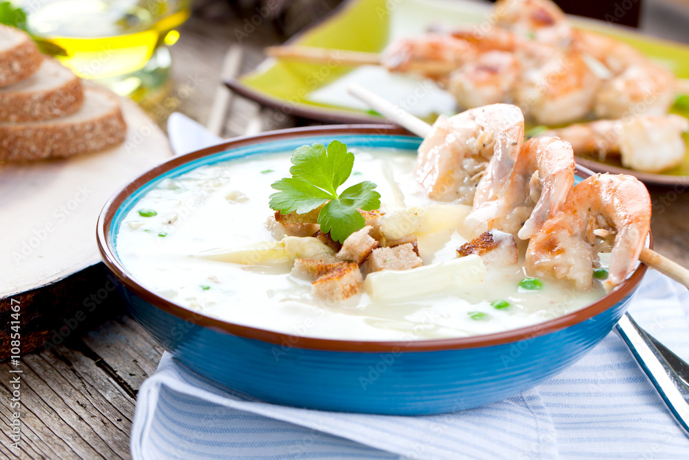 Frische Spagelcreamsuppe serviert mit garnellenspies Frische Spagelcreamsuppe serviert mit garnellenspies