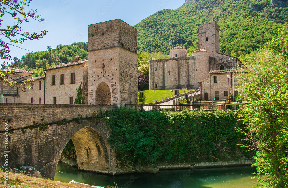 Obraz premium Bridge of San Vittore delle Chiuse in the Marche region
