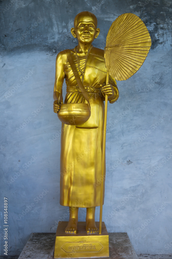 Obraz premium Golden Buddhist Monk Statue