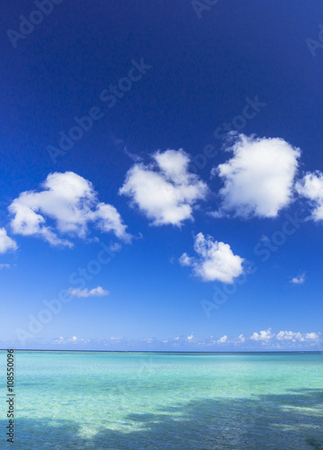 グアムのタモン湾の海と雲