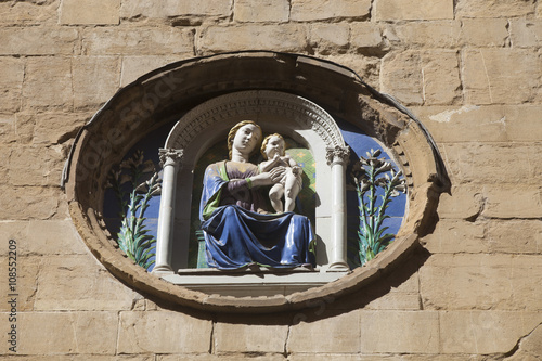 Italia,Toscana,Firenze, una robbiana raffigurante la madonna col bambino,sulle mura della chiesa di Orsanmichele. photo