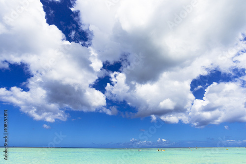 Fototapeta Naklejka Na Ścianę i Meble -  グアム・タモンビーチの海と雲