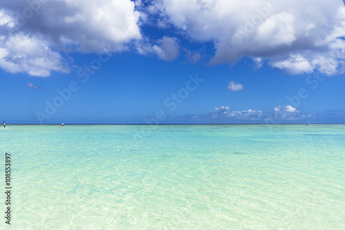 グアム・タモンビーチの海と雲 © san724