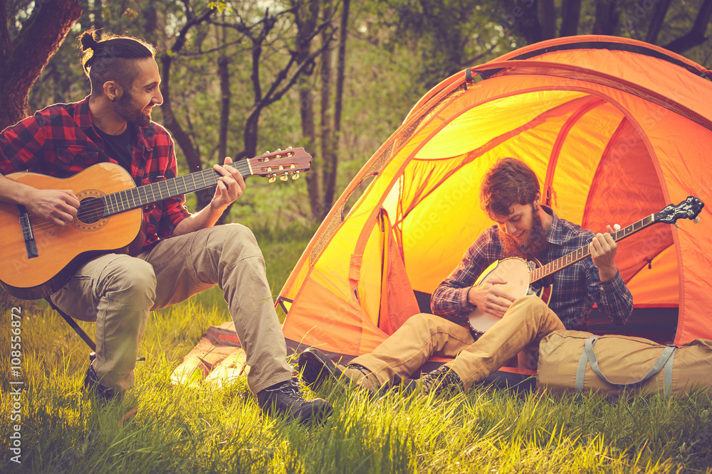 Amici suonano in tenda