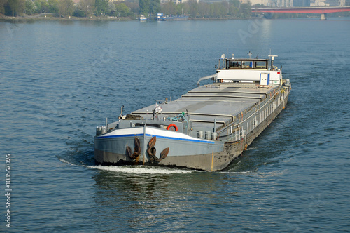 Frachtschiff auf der Donau photo