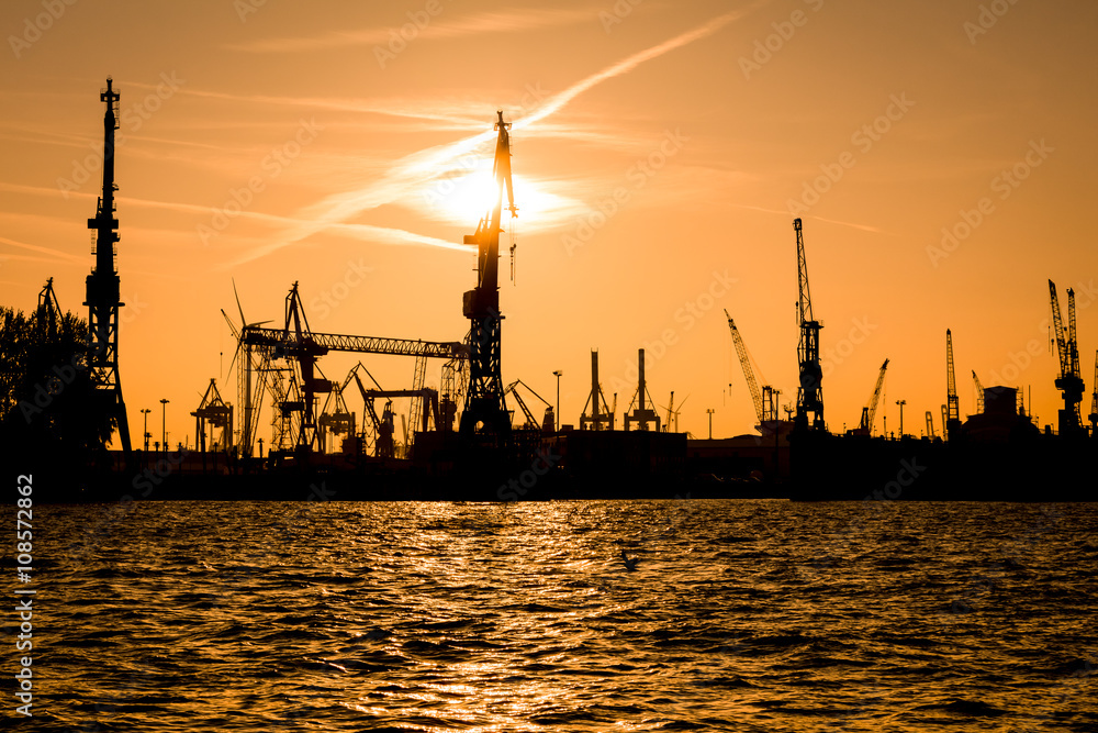 Silhouette von Kränen im Hamburger Hafen