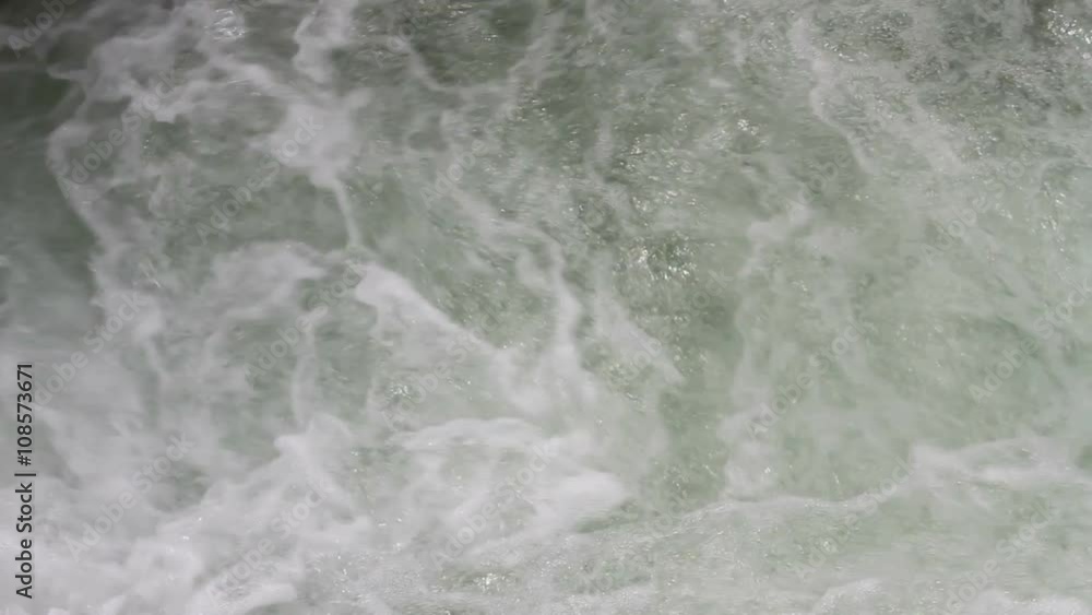 Espuma de borbotones de agua en torrente de rio
Espuma de borbotones de agua en torrente de rio