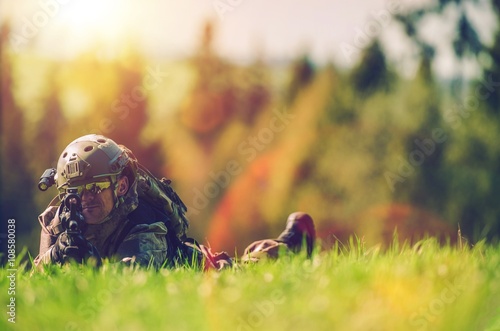 Canvas Print Soldier Spotting Enemy
