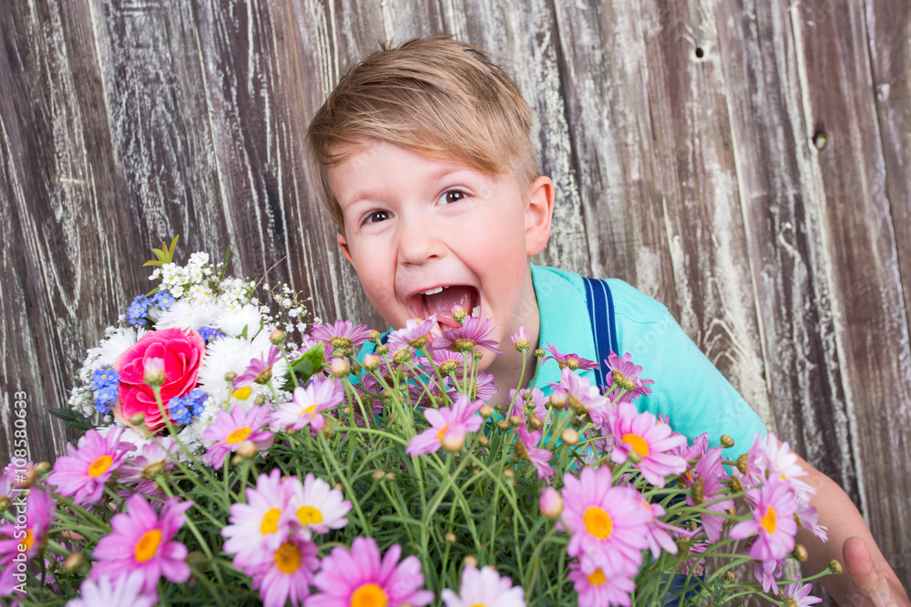 Fototapeta premium Kind mit Blumen