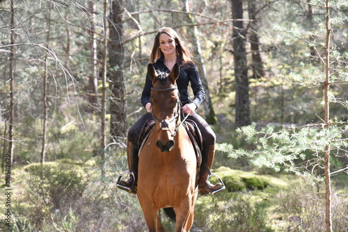 Fototapeta jeune femme à cheval