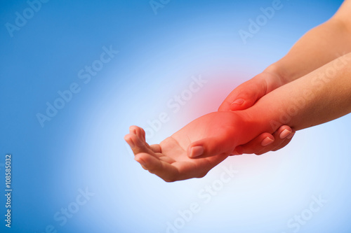 Foto Hand injury over blue background
