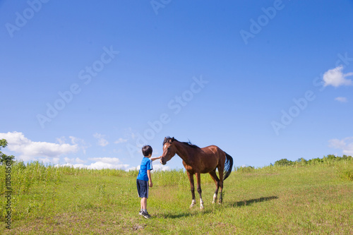 馬と子供 © makieni