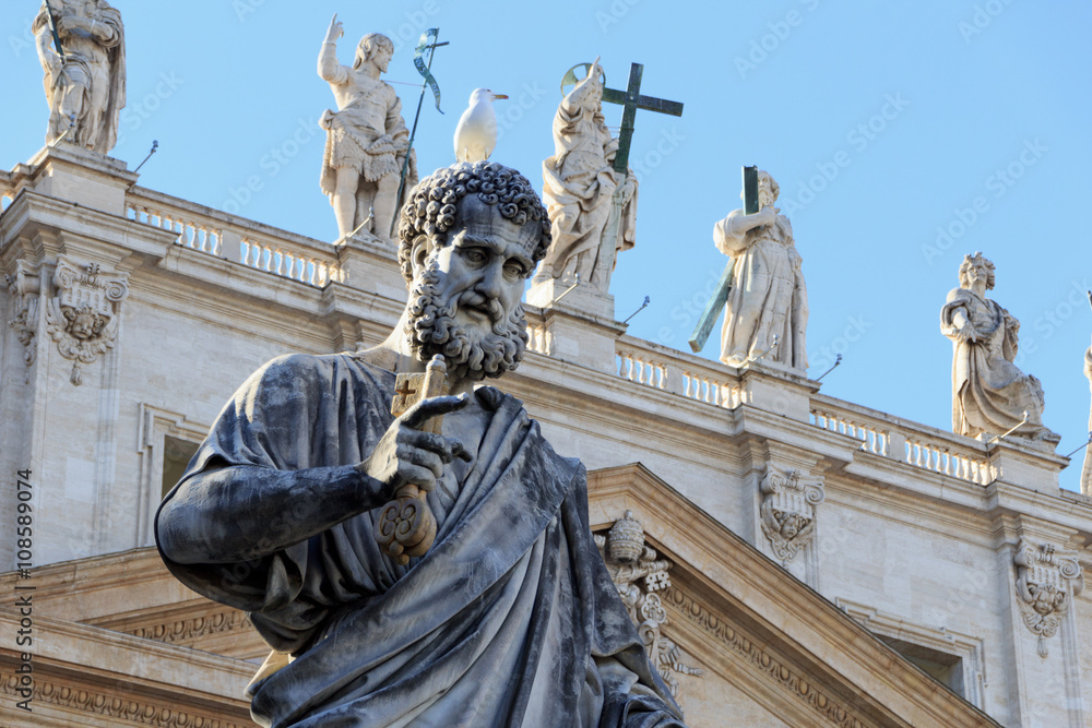 Obraz premium Statue of St. Peter in St. Peter's Square (Rome, Italy)
