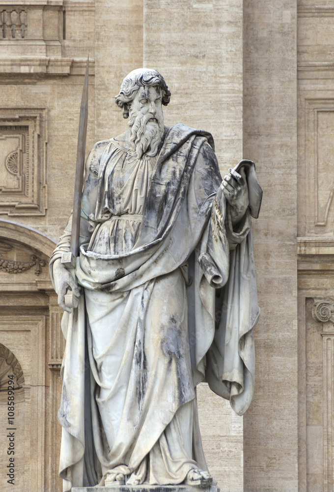 Obraz premium Statue of St. Paul in St. Peters Square (Rome, Italy)