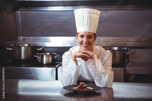 Tableau sur toile Chef leaning on the counter with a dish