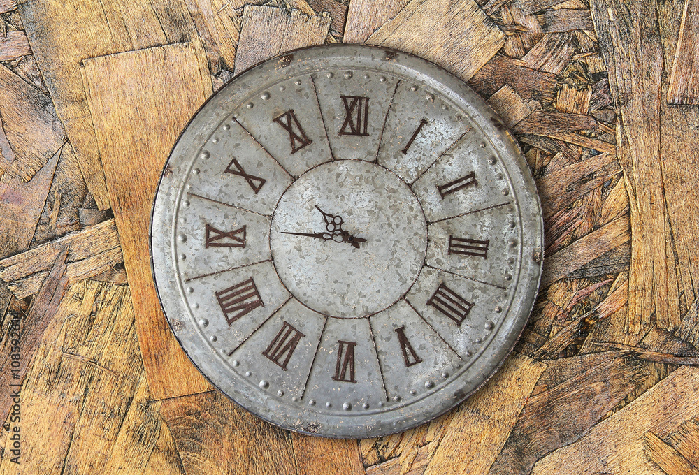 Obraz premium Wall clock old rusty grunge on wooden wall background, (with clipping path)