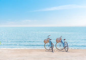 Leinwandbilder Fahrrad Zwei Fahrräder am Sandstrand  © anatskwong