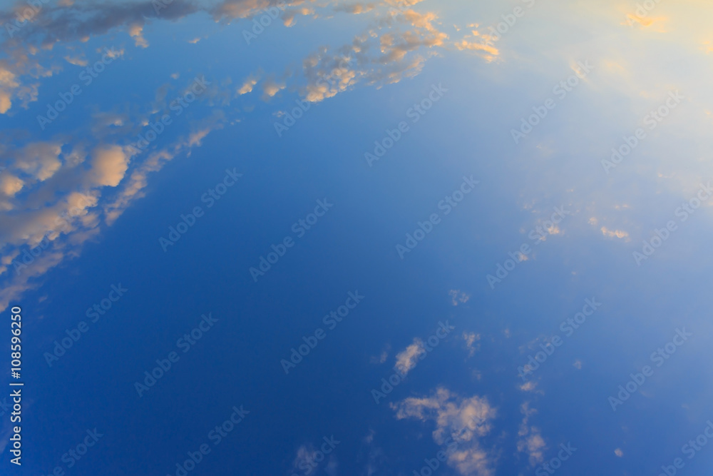 Obraz premium cloud on clear blue sky
