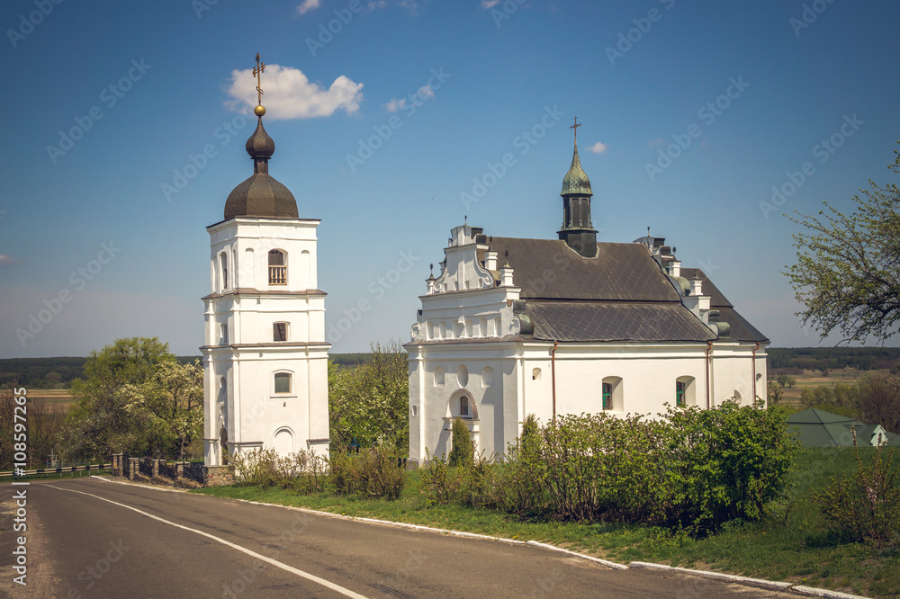 Старинная православная церковь.  Украина, хутор Субботов