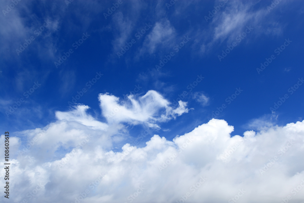 Obraz premium 沖縄上空の青い空と雲
