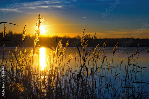 malerischer Sonnenuntergang am See