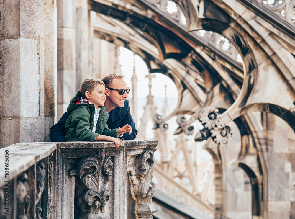 Naklejka premium Ojciec z synem na dachu Duomo di Milano