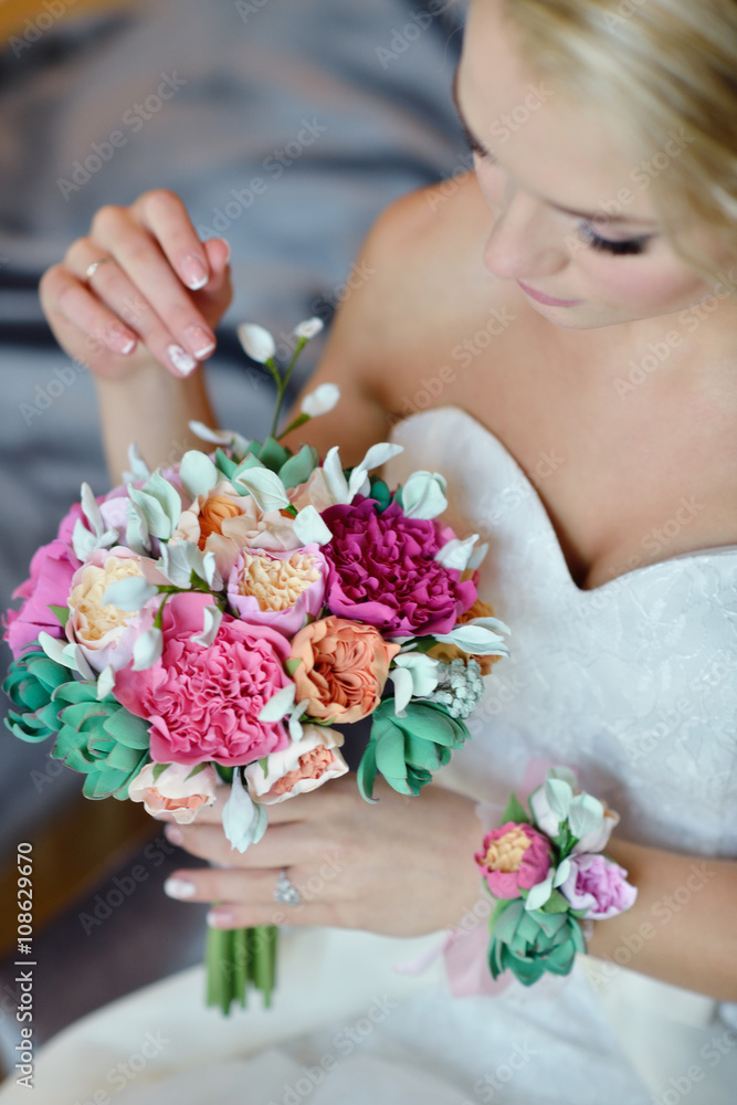 Beauty bride in bridal gown with bouquet and lace veil indoors. Beautiful model girl in a white wedding dress. Female portrait of cute lady. Woman with hairstyle Beauty bride in bridal gown with bouquet and lace veil indoors. Beautiful model girl in a white wedding dress. Female portrait of cute lady. Woman with hairstyle