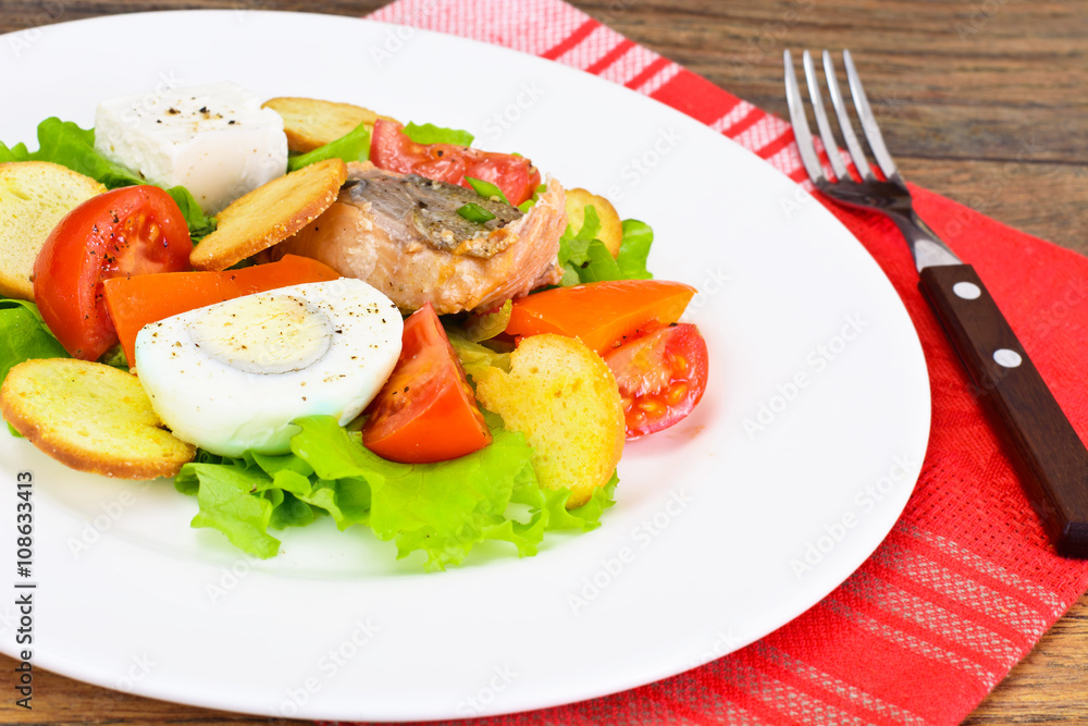 Salmon, Lettuce, Tomato and Sweet Pepper with Egg Salmon, Lettuce, Tomato and Sweet Pepper with Egg