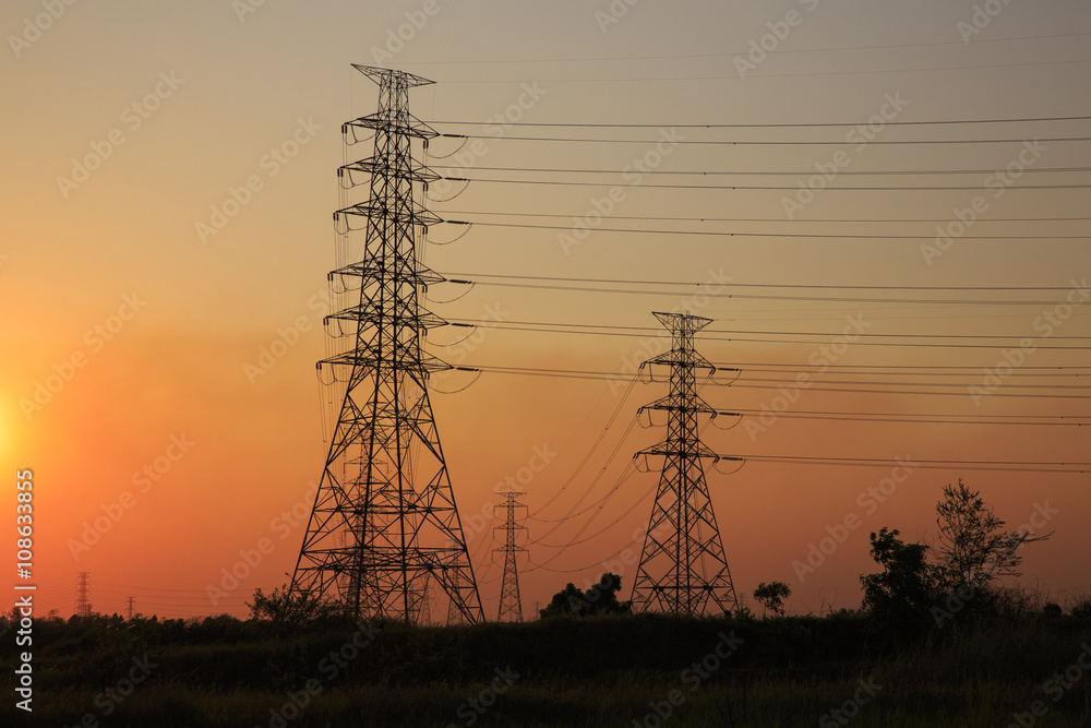 送電線の鉄塔と夕焼け