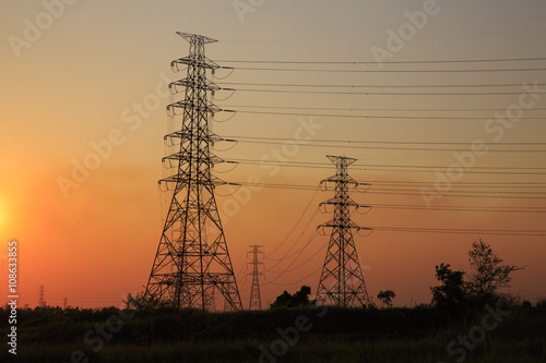 送電線の鉄塔と夕焼け