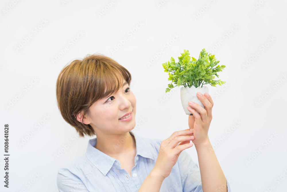 植物を持つ女性 植物を持つ女性