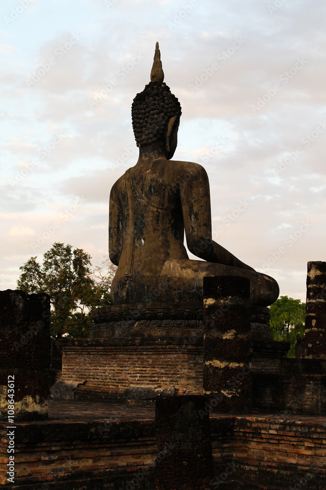 Fototapeta premium Old buddha statue in Sukhothai Historical Park.