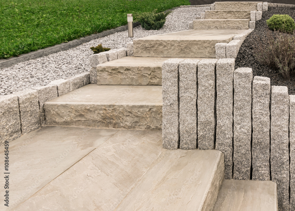 mit zweiläufiger Außentreppe als Winkeltrppe mit