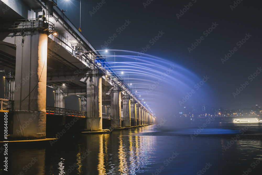 Obraz premium Rainbow fountain show at Banpo Bridge in Seoul, Soth Korea.