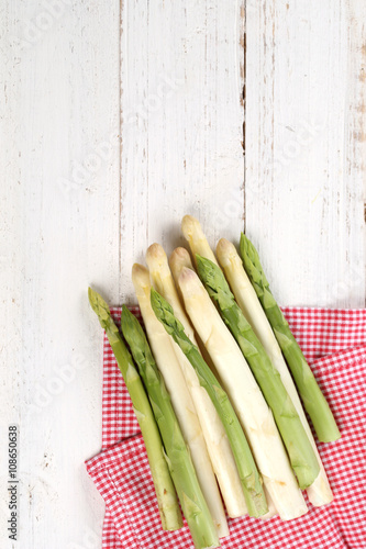 weisser u. gr  ner Spargel