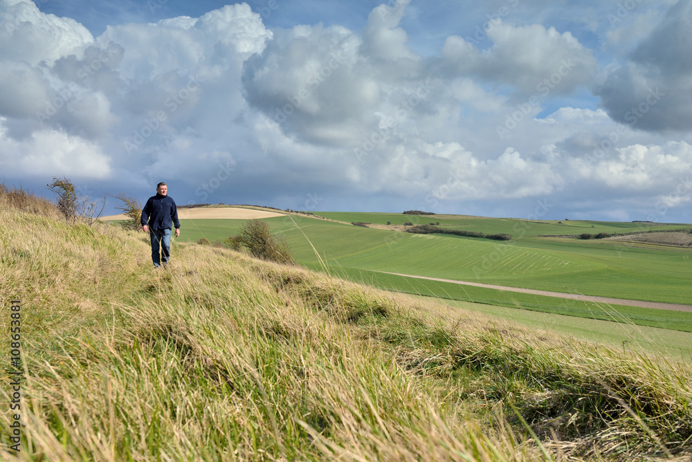 homme marchant dans la campagne homme marchant dans la campagne