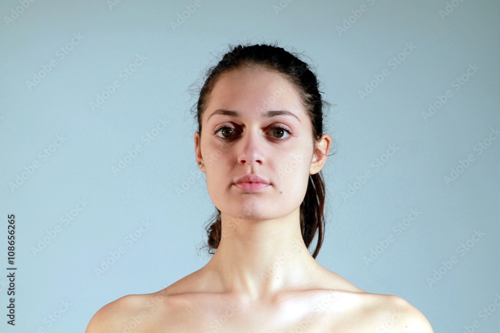 Obraz premium Beautiful young woman ready for make up