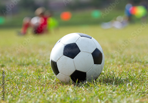 Soccer ball on the grass © Farmer
