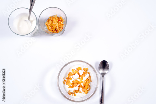 fit breakfast / healthy breakfast of cornflakes and yogurt