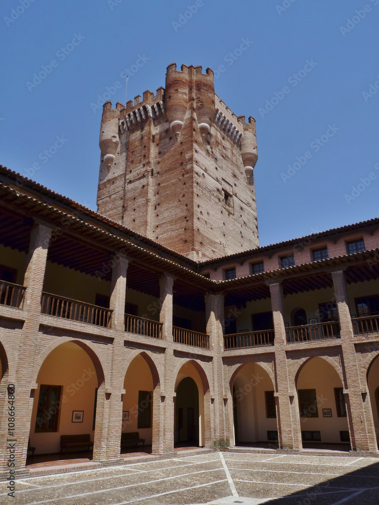 Patio de armas y torre del homenaje del Castillo de la Mota en Medina del Campo, Valladolid, España.	
