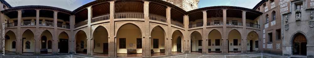 Patio de armas  del Castillo de la Mota en Medina del Campo, Valladolid, España.