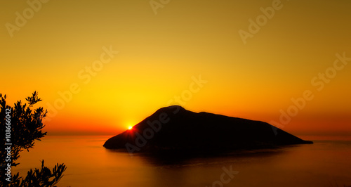 Slika na platnu Isola di salina al tramonto - isole Eolie