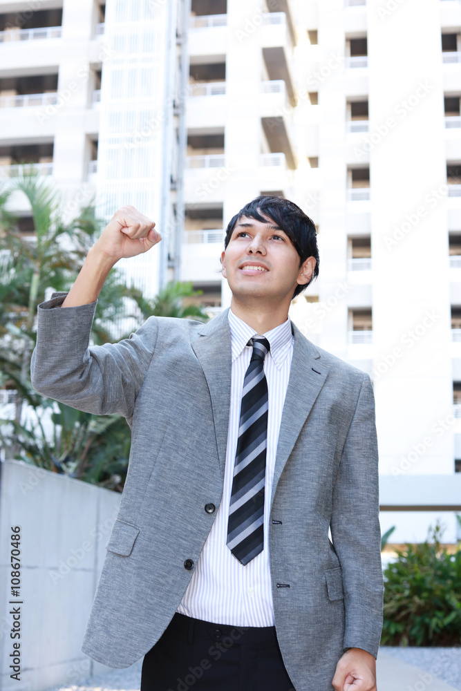 ガッツポーズのビジネスマン