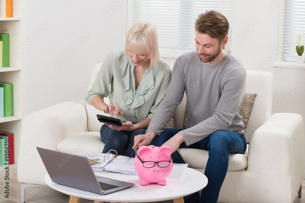 Obraz premium Happy Couple Analyzing Invoice