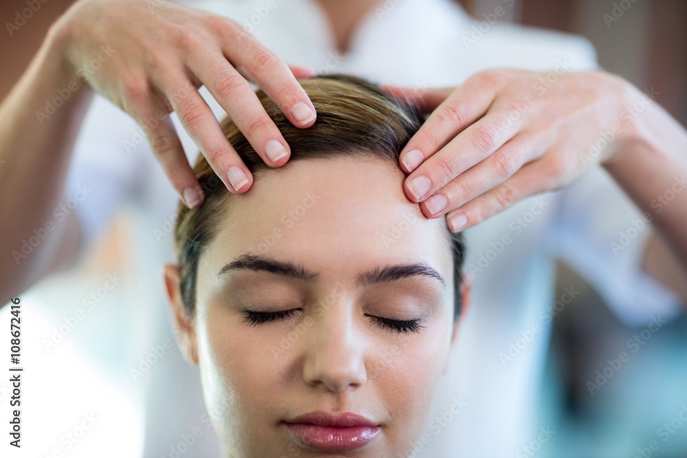 Naklejka premium Woman receiving a head massage